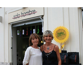 Pilar y Blanca frente a la tienda de la Plaza del Patriarca, Valencia
