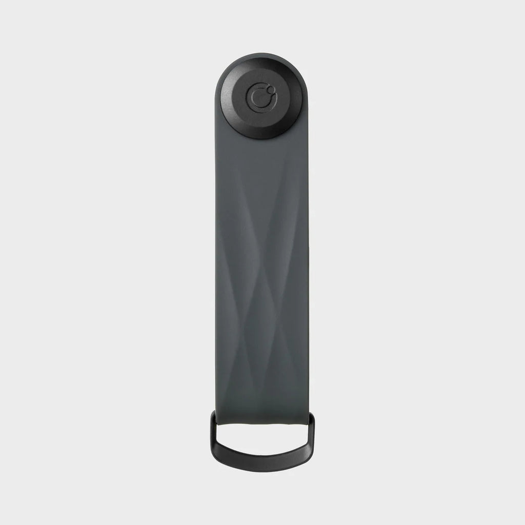 Vista frontal del llavero organizador Orbitkey Active gris, con cierre y anilla negros.
