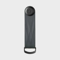 Vista frontal del llavero organizador Orbitkey Active gris, con cierre y anilla negros.