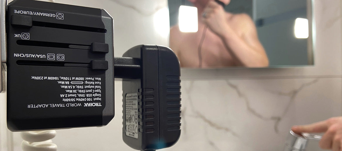 Adaptador enchufe universal con funda para viajar