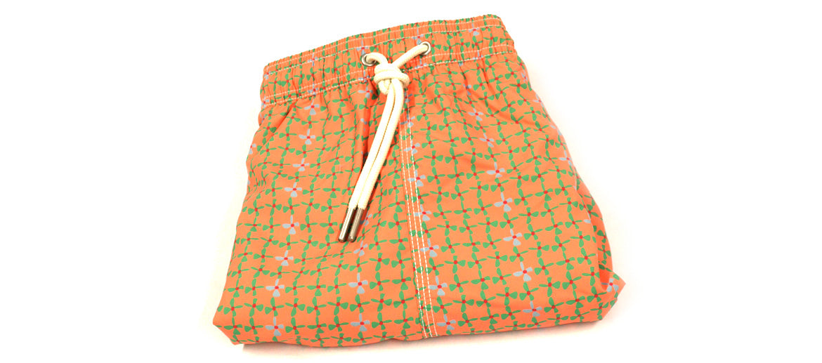 Bañador con dibujo geométrico en naranja y verde para el verano
