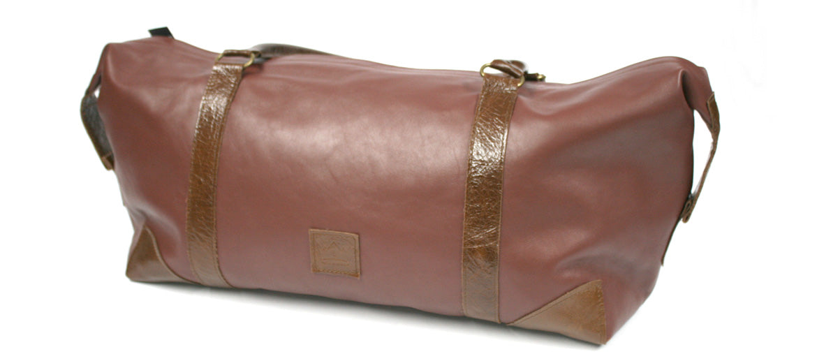 Bolsa de fin de semana en piel color berenjena para tus viajes cortos