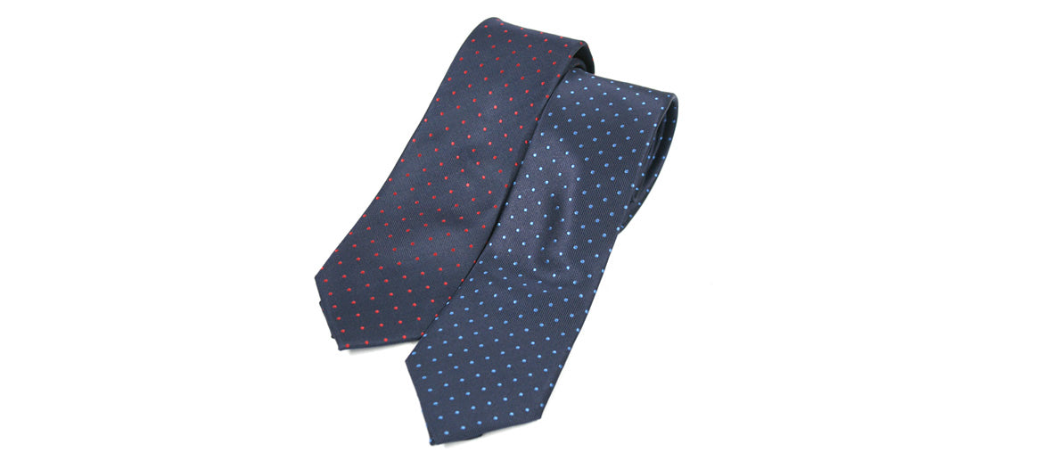 Corbata de seda natural con lunares pequeños