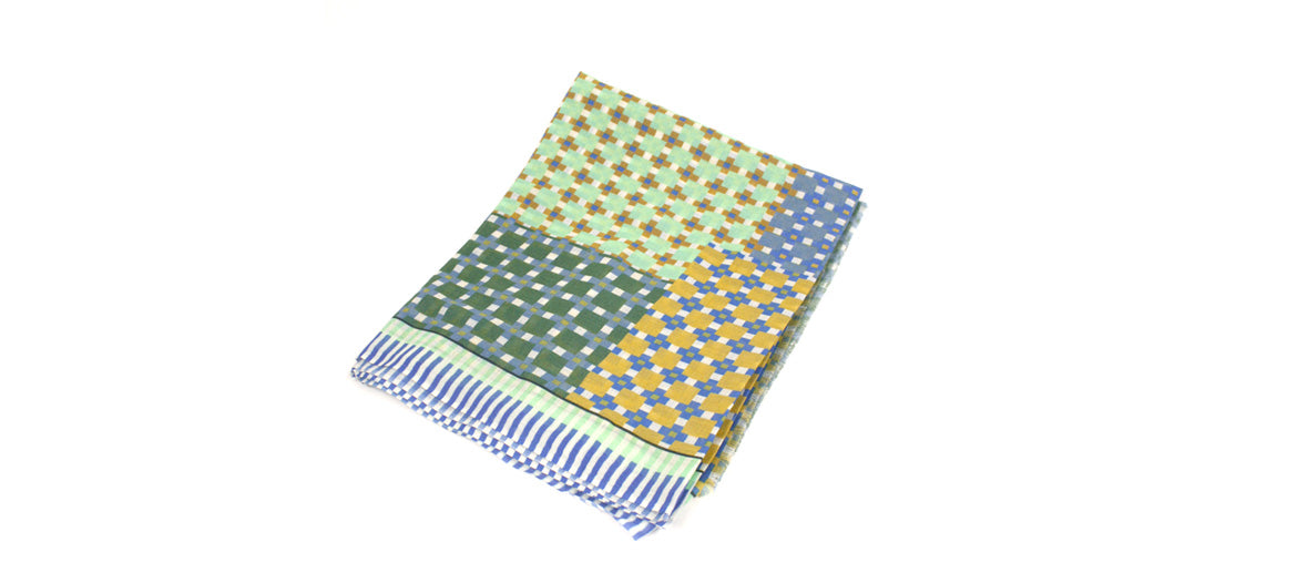 Foulard de algodón con un dibujo abstracto en tonos azules y verdes