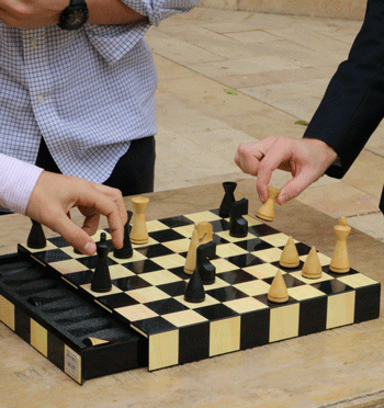 Juego ajedrez de tablero lacado con caja incorporada para las piezas