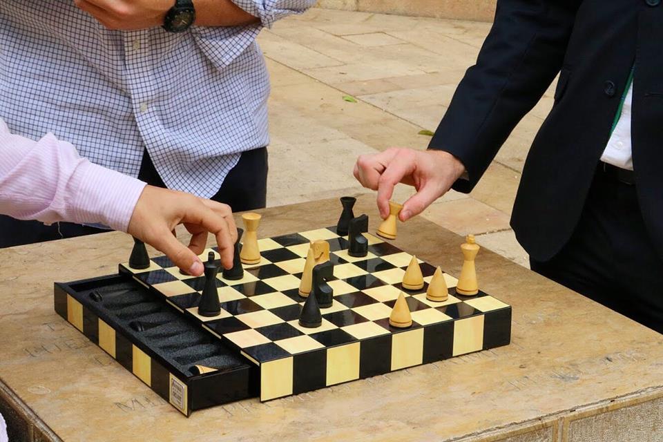 Juego ajedrez de tablero lacado con caja incorporada para las piezas