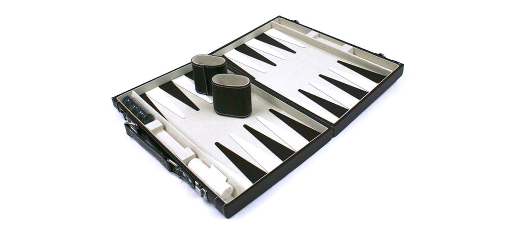 Juego del backgammon en símil piel