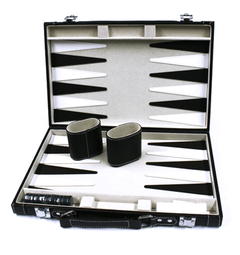 Juego del backgammon en símil piel