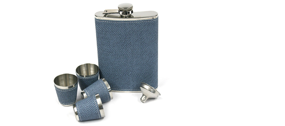 Petaca de metal con cuatro vasos y embudo para rellenarla
