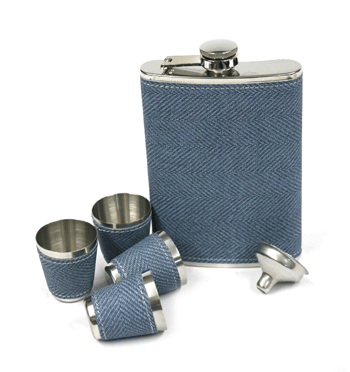 Petaca de metal con cuatro vasos y embudo para rellenarla