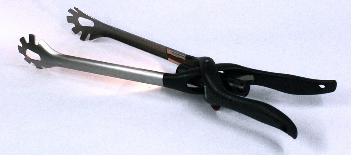 Pinza con luz para iluminar y ver tus carnes en la barbacoa