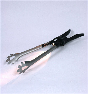 Pinza con luz para iluminar y ver tus carnes en la barbacoa