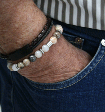 Pulsera de cuentas de piedras en tonos beige y gris