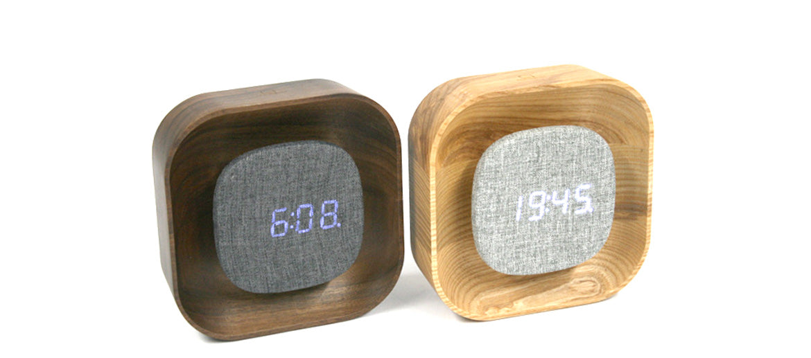 Reloj despertador minimalista de madera con forma cuadrada con toque inteligente