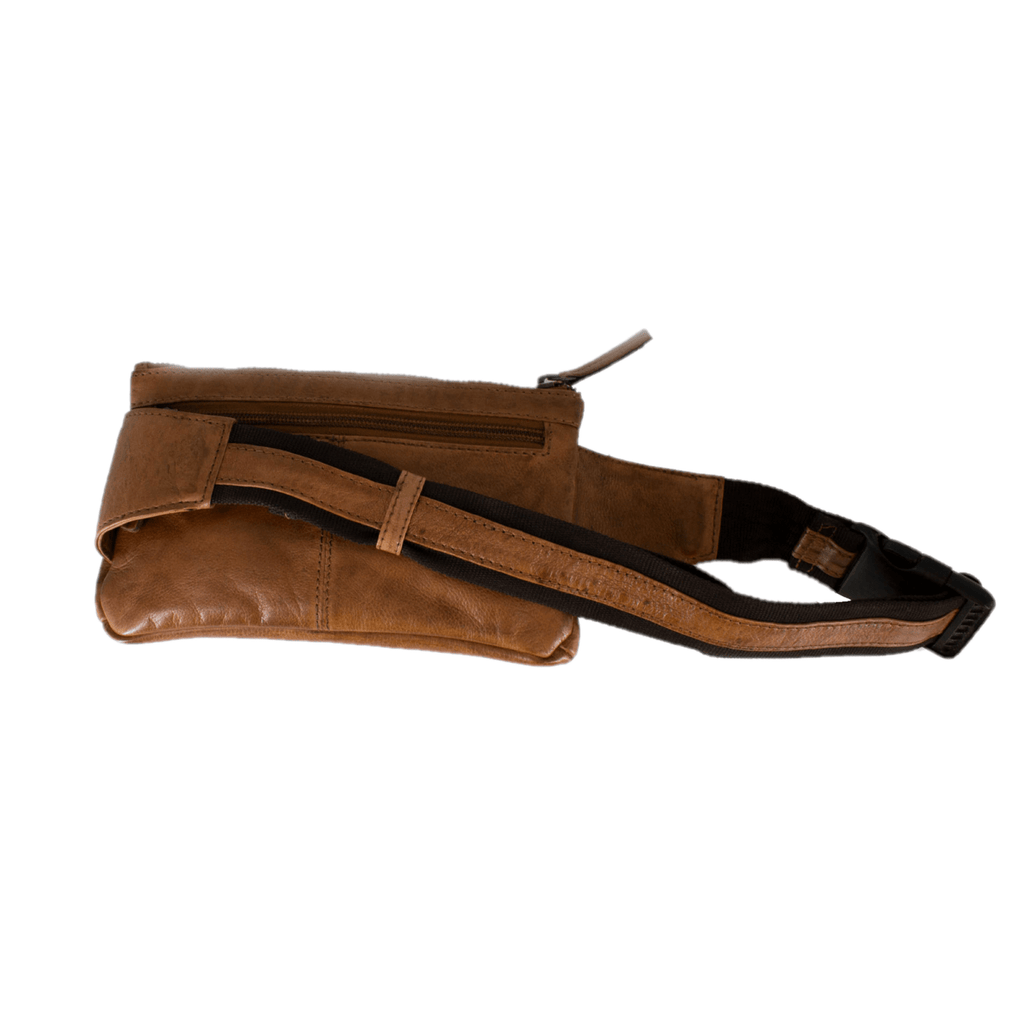 Vista trasera de riñonera de piel camel Pradens con bolsillo de cremallera y cinturón ajustable.