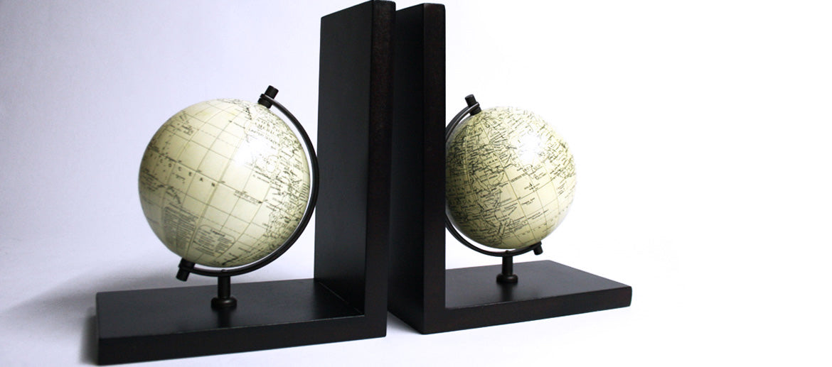 Sujeta libros de globo terraqueo en madera