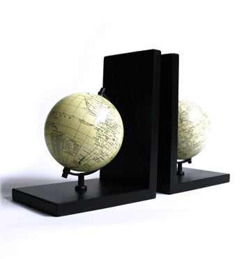 Sujeta libros de globo terraqueo en madera