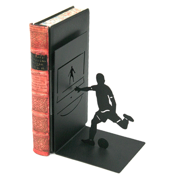 Sujeta libros de hombre jugando al fútbol