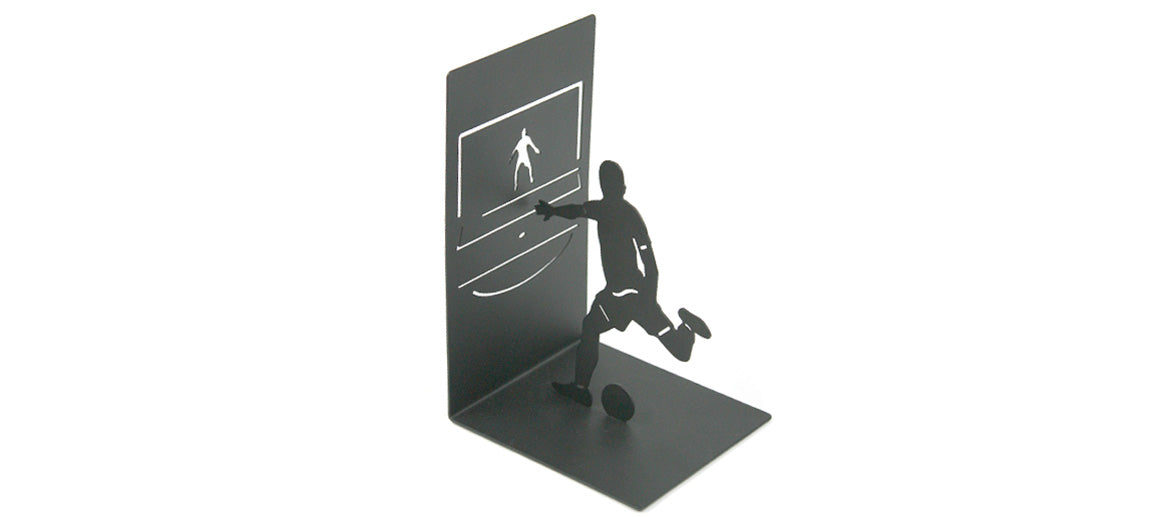 Sujeta libros de hombre jugando al fútbol