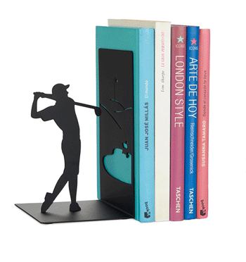 Sujeta libros de hombre jugando al golf