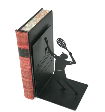 Sujeta libros de hombre jugando al tenis