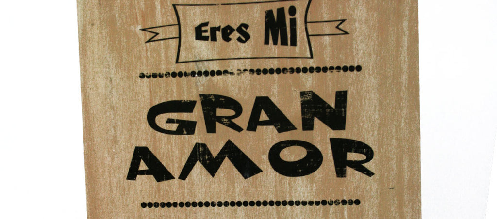 Tabla de madera de cocina con frase amorosa