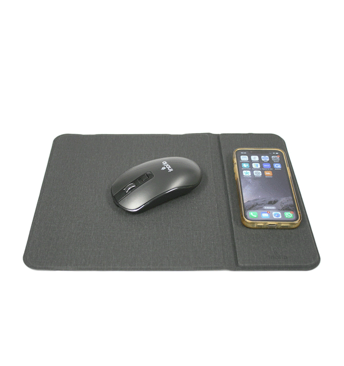 Alfombrilla con el ratón con carga inalámbrica para el móvil