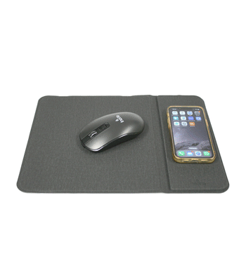 Alfombrilla con el ratón con carga inalámbrica para el móvil