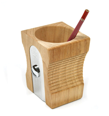 Bote portalápices con forma de sacapuntas en madera de pino para despachos modernos