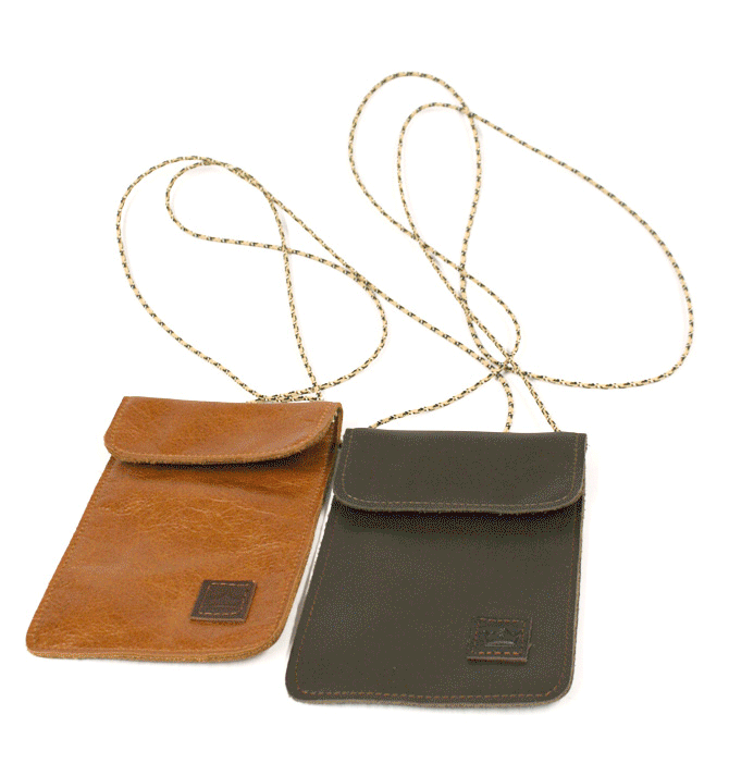 Cuelga móvil de piel  para llevarlo siempre a mano - Solohombre