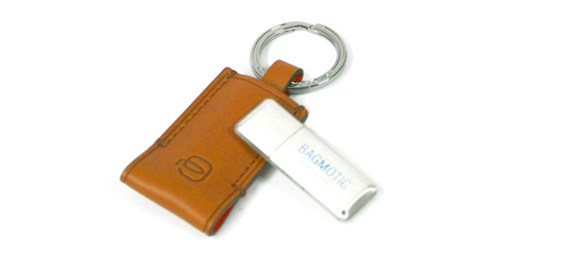 Llavero de piel con USB de 16GB marca Piquadro - comprar online precio 75€ euros