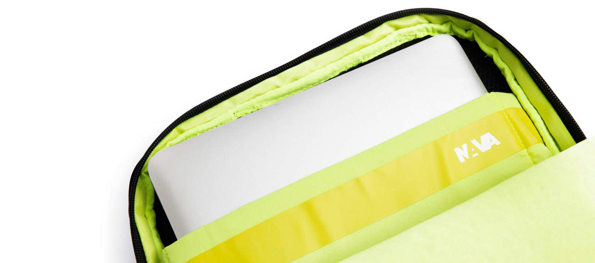 Mochila ¡espectacular! por su colorido con cinta de seguridad marca Nava Design - Solohombre