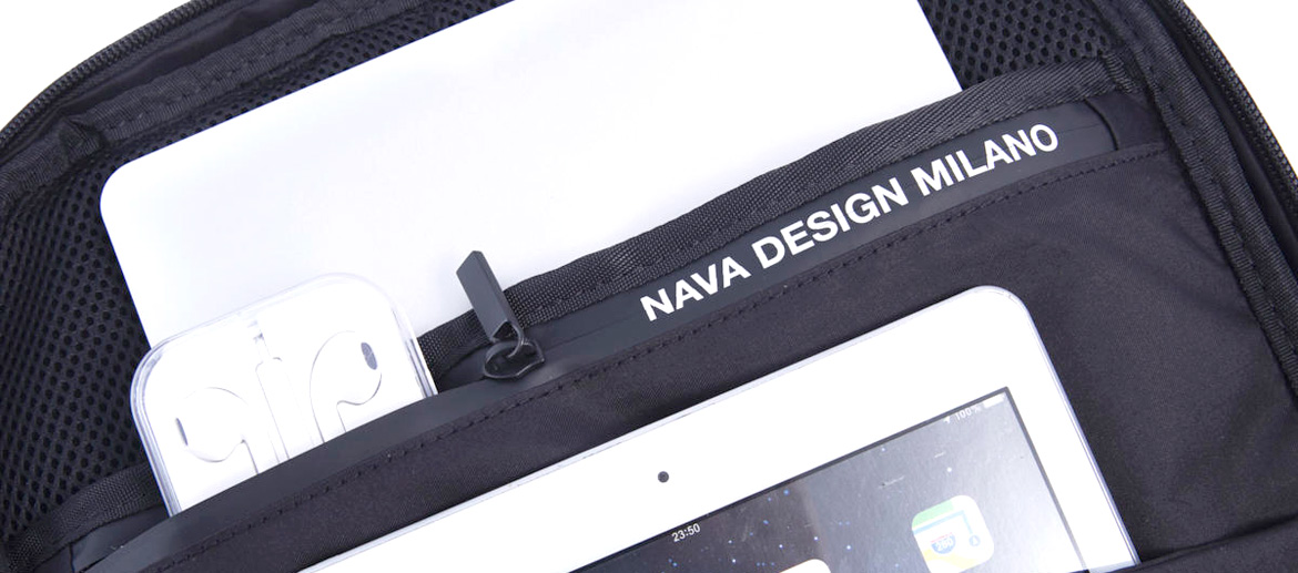 Mochila de trabajo color negro con dos compartimentos y hebilla de seguridad marca Nava Design - Solohombre