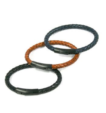 Pulsera de cuero trenzado y detalle de cierre en metal lacado en negro - Solohombre