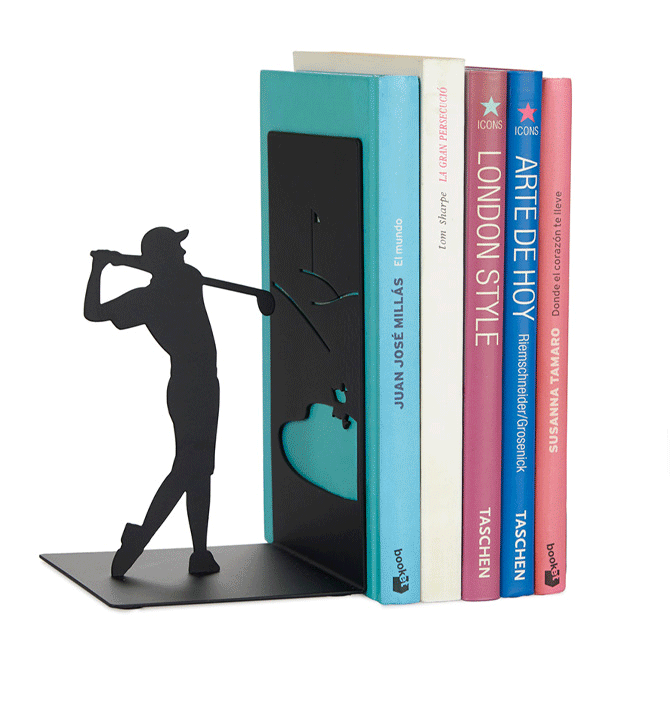 Sujeta libros de hombre jugando al golf - Solohombre