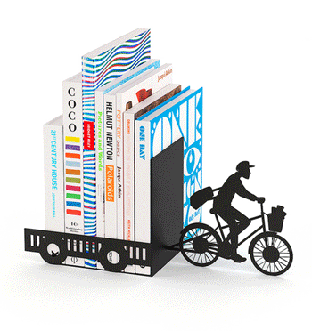 Sujeta libros de hombre paseando en bicicleta - Solohombre